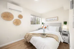 3BR Modern Townhome w/ Parking Near UW & Children’ - Image 3