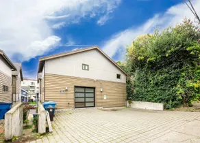 3BR Modern Townhome w/ Parking Near UW & Children’ - Image 5