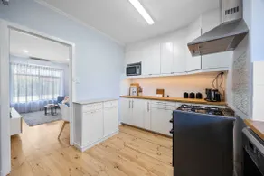 Brighton Breeze Retreat - Idyllic Beachside Stay - Image 3