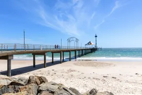 Brighton Breeze Retreat - Idyllic Beachside Stay - Image 4