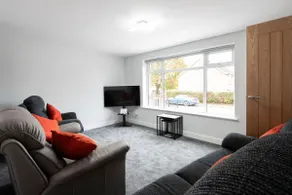 Spacious 3-Bedroom Home in Manchester for 6 Guests - Image 2
