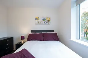 Spacious 3-Bedroom Home in Manchester for 6 Guests - Image 5