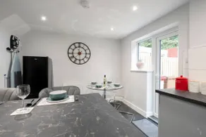 Spacious 3-Bedroom Home in Manchester for 6 Guests - Image 3