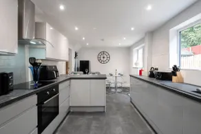 Spacious 3-Bedroom Home in Manchester for 6 Guests - Image 4