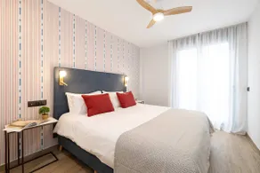 Beach and golf at modern apartment - Image 4