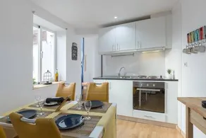 HostWise - 4 Colorful Fresh Flats | Batalha - Image 2
