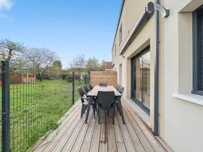 Modern 4-Bed Home · Ensuite Rooms & Terrace - Image 4