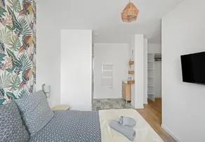 Modern 4-Bed Home · Ensuite Rooms & Terrace - Image 5