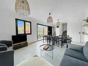 Modern 4-Bed Home · Ensuite Rooms & Terrace - Image 2