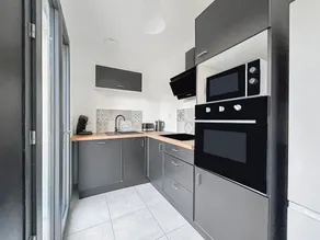 Modern 4-Bed Home · Ensuite Rooms & Terrace - Image 3
