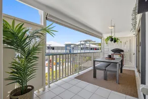 3-Bed Haven with Balcony and BBQ, 5-Min to Beach - Image 5