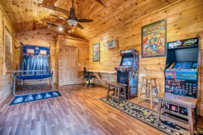 Peaceful modern creekside cabin - Image 4