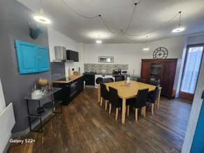 Renovated House with 4 Private Suites - Image 2