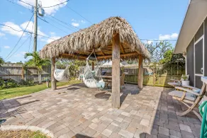 3BR home w/ pool & parking - Image 2
