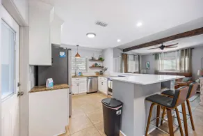 3BR home w/ pool & parking - Image 3