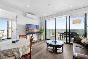 Adelaide CBD Oasis - Level 25 - 2BR - Free Parking - Image 3