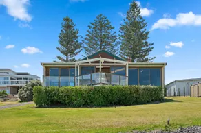 Norfolks Beachfront Cottage—Simple Seaside Living - Image 4