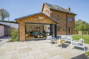 5 Bed in Pant-y-Dwr oc-w30200 - Image 2