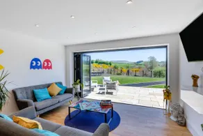 5 Bed in Pant-y-Dwr oc-w30200 - Image 3