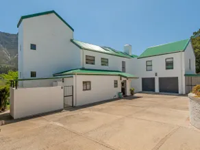 Private Villa in the Heart of the Hemel en Aarde - Image 2