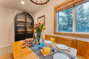 Westlake Cabin by Avantstay Hot Tub, Near Skiing, Walk to Restaurants & Lake! - Image 5