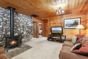 Hot Tub,WIFI,BBQ Yellowstone - Raven's Retreat - Image 3