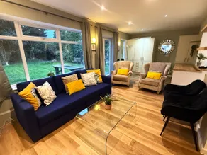 Bicester villa, 5Bedroom, Parking, WiFi, Garden - Image 2