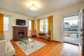 Walk to The Grandin Theatre: Roanoke Unit w/ Yard! - Image 4
