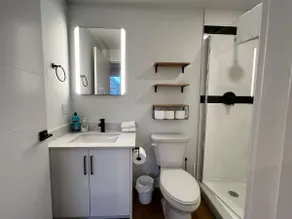 Luxe Urban Retreat - Image 5