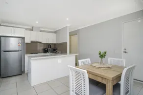 Sunny 2-Bed in Quiet Location with Balcony - Image 3