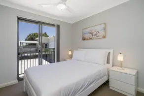 Sunny 2-Bed in Quiet Location with Balcony - Image 2