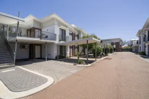 Sunny 2-Bed in Quiet Location with Balcony - Image 5