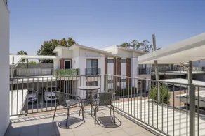 Sunny 2-Bed in Quiet Location with Balcony - Image 4