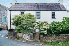 Hall House 3 Bedroom House St Florence - Image 2