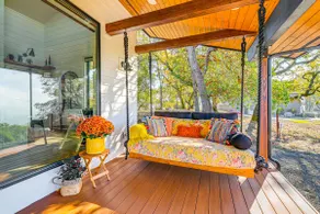 Dreamy Hilltop View: Roseburg Wine Country Retreat - Image 3