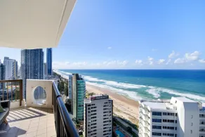 Beach retreat with balcony and views - Image 2
