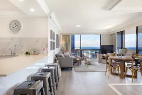 Beach retreat with balcony and views - Image 3