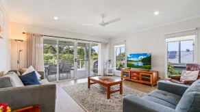 Waves and Blossoms - Spacious Coastal Escape - Image 2