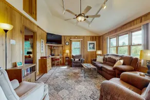 Charming 2 BR home, Stunning Views & outdoor deck - Image 3