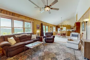 Charming 2 BR home, Stunning Views & outdoor deck - Image 4