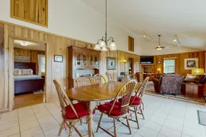 Charming 2 BR home, Stunning Views & outdoor deck - Image 5