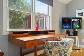 Tarrytown Studio Apt w/Kitchenette + King Bed - Image 3