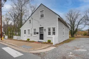Walk to Beach: Historical Fredericksburg Home - Image 3