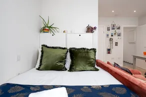 Stylish Brixton Hill Studio with Modern Charm - Image 3