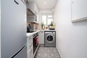 Stylish Brixton Hill Studio with Modern Charm - Image 2