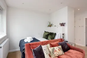 Stylish Brixton Hill Studio with Modern Charm - Image 5