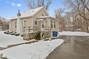 Beautiful Updated Home near Great Lakes Naval Base - Image 4