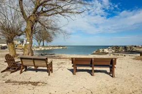 Amazing 4 Bdrm House-Lake Views, Beach, near CP - Image 3
