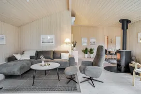 Lovely Holiday Home With Wilderness Bath And Space For 8 People - Image 3