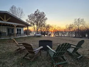 Short Walk to Water! Spacious with Boat Parking! - Image 4